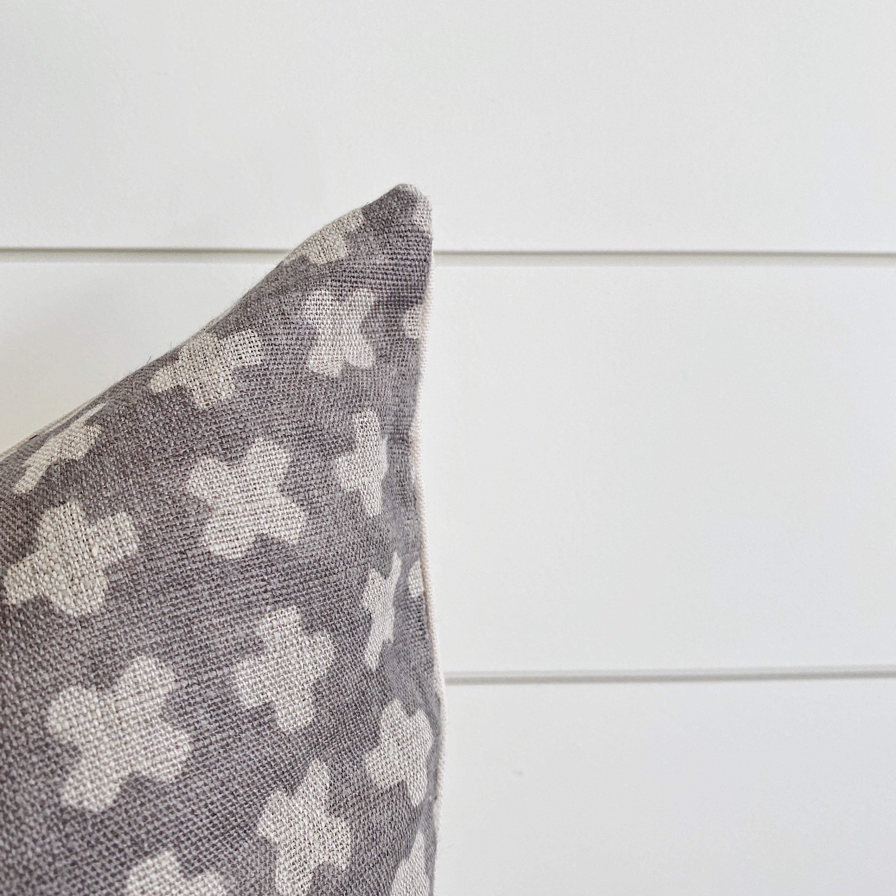 JOSIE | Geometric Cross Taupe/Gray