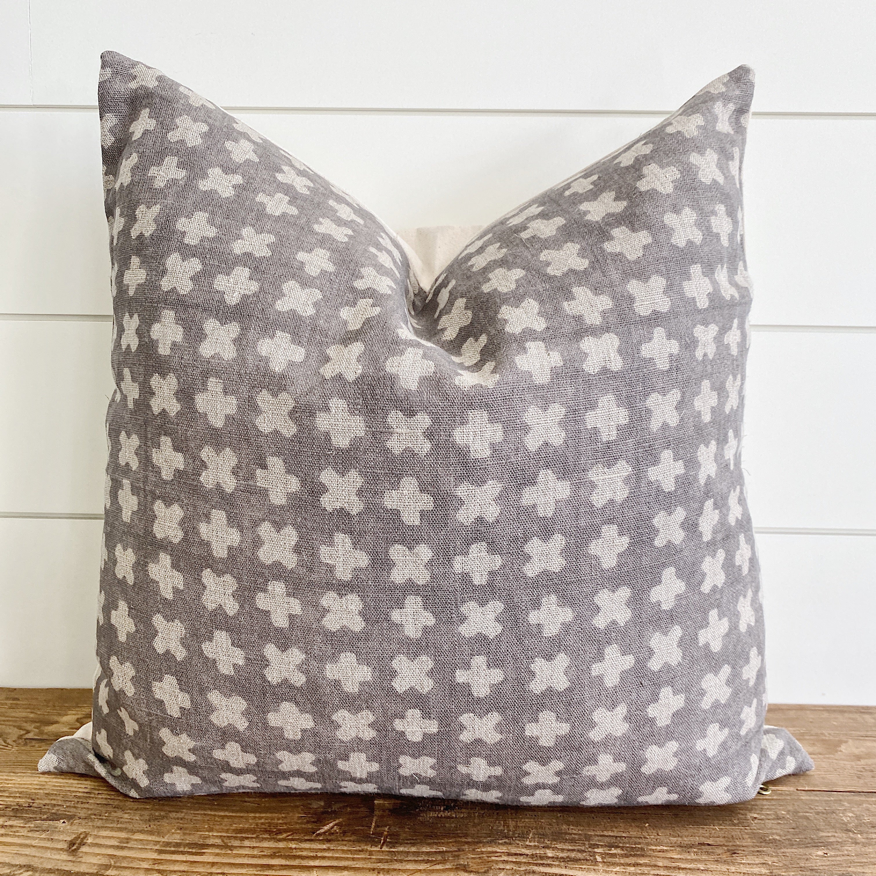 JOSIE | Geometric Cross Taupe/Gray