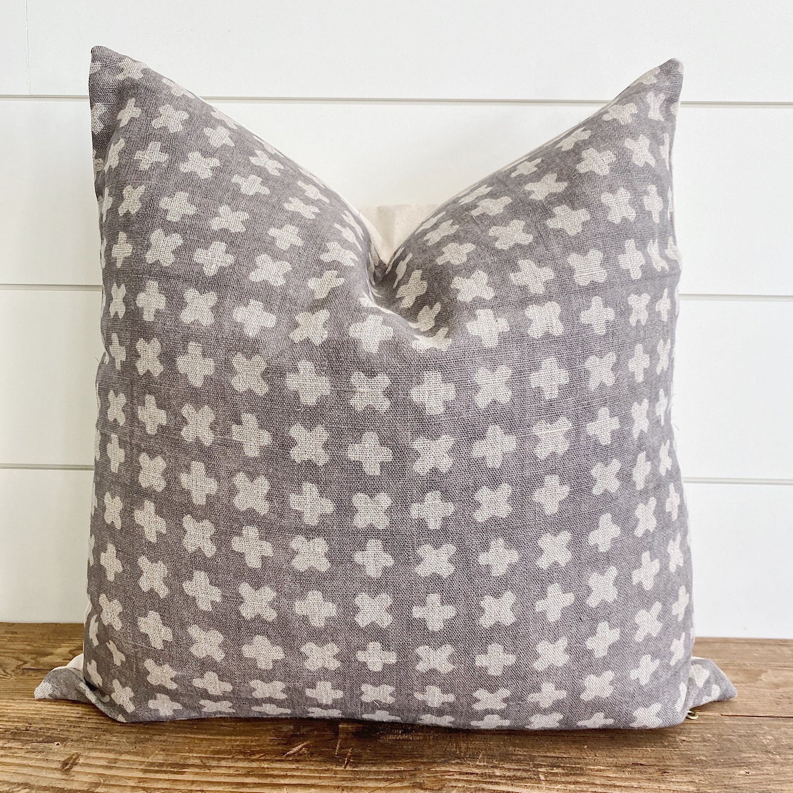 JOSIE | Geometric Cross Taupe/Gray